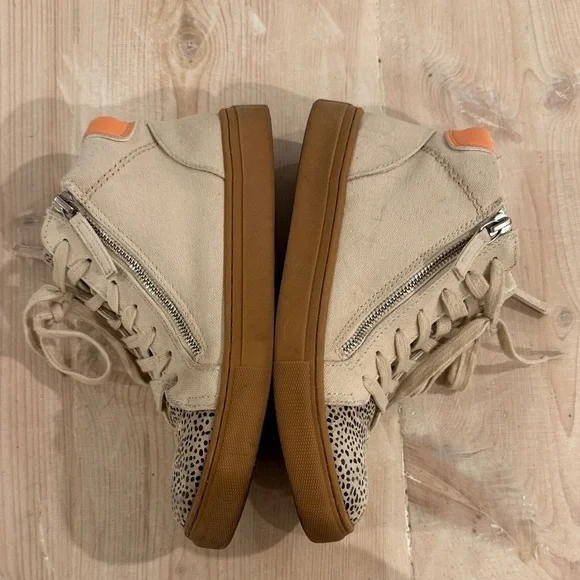 Universal Thread Cream and Orange Sneakers - Picture 4 of 8